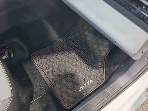 Used 2025 Volkswagen Jetta SE image 14