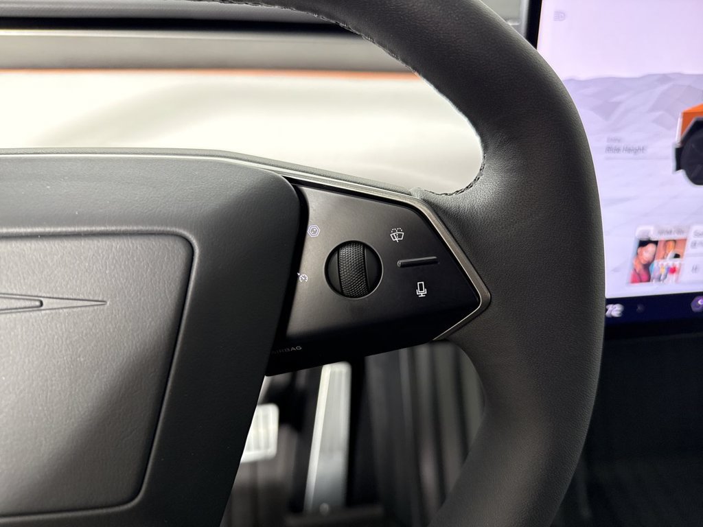Used 2024 Tesla Cybertruck AWD Crew Cab image 39