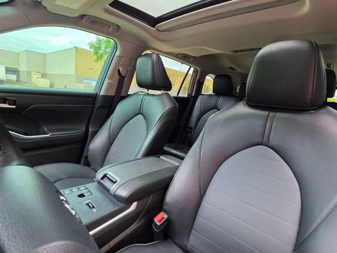 Used 2025 Toyota Highlander XLE FWD image 15