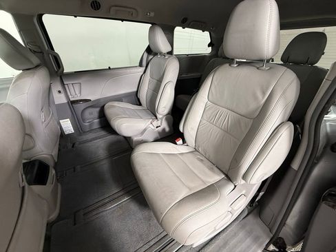 Used 2017 Toyota Sienna XLE image 13