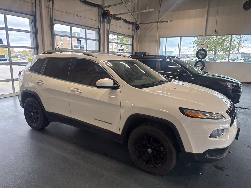 Used 2017 Jeep Cherokee Latitude AWD/4WD image 3