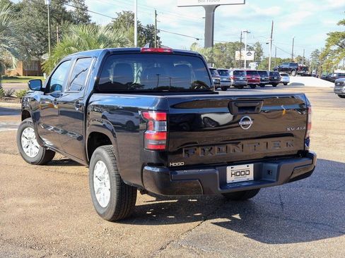 Used 2023 Nissan Frontier SV image 2