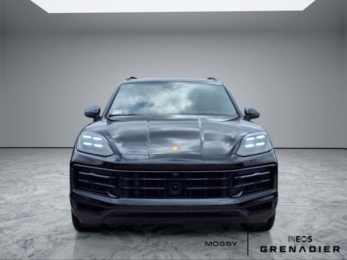 Used 2024 Porsche Cayenne AWD/4WD image 3