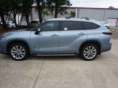 Used 2024 Toyota Highlander Limited FWD image 21