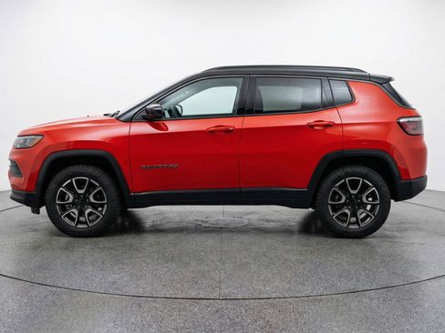 Used 2025 Jeep Compass Trailhawk image 5