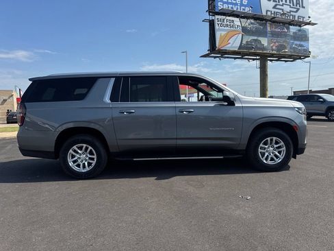 Used 2022 Chevrolet Suburban LT RWD image 8