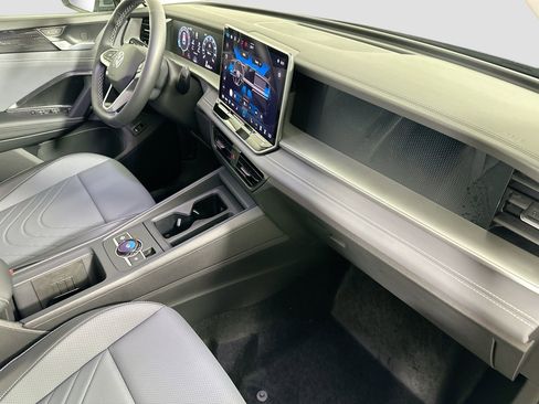 New 2026 Volkswagen Tiguan SE image 27