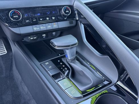 Used 2025 Hyundai Elantra SEL image 31