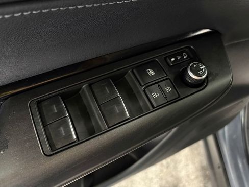 Used 2022 Toyota Venza LE image 14