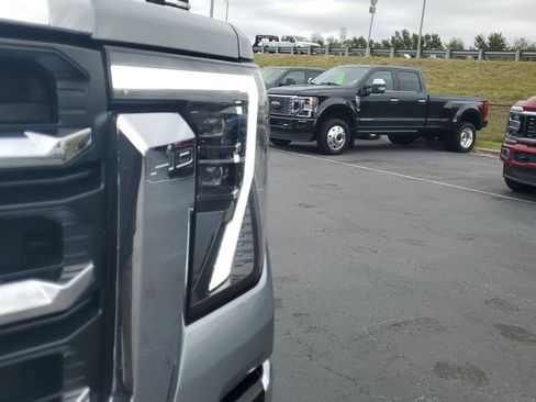 Used 2024 GMC Sierra 2500 SLT w/ SLT Premium Package image 3