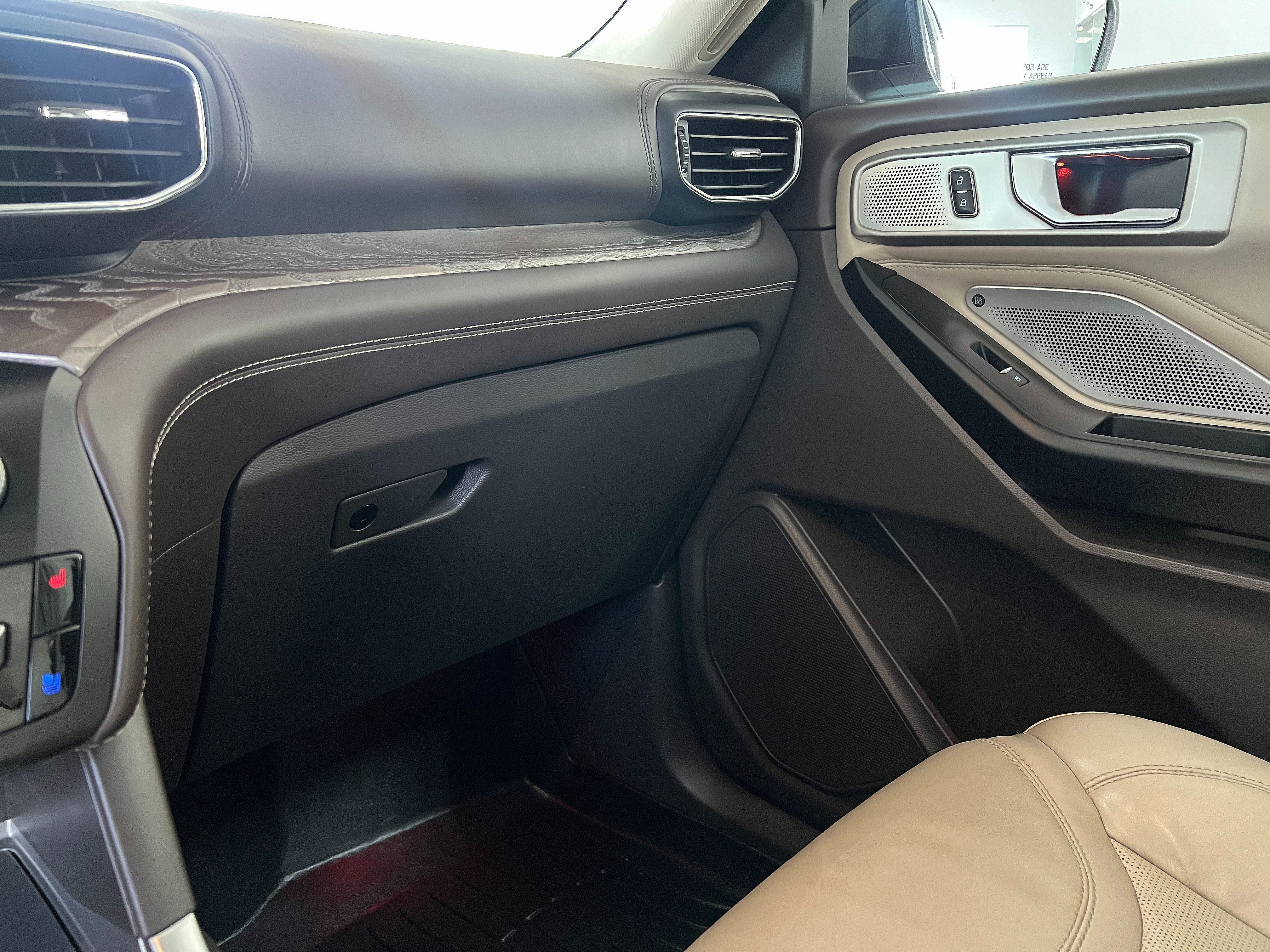 Used 2020 Ford Explorer Platinum w/ Premium Technology Package AWD/4WD image 17