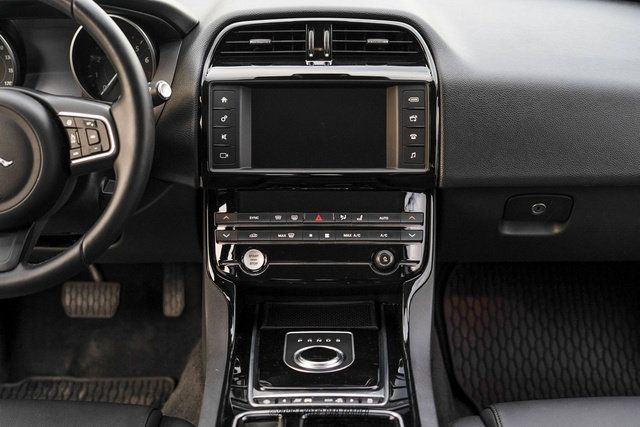 Used 2018 Jaguar XE Premium AWD/4WD image 46