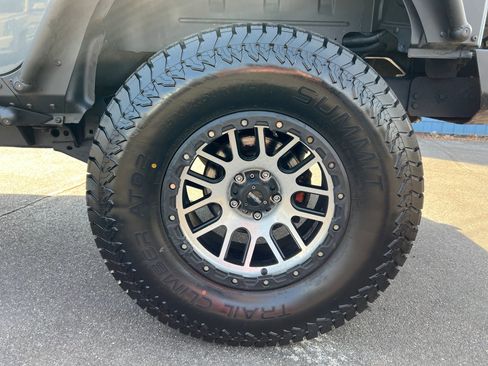 Used 2015 Jeep Wrangler Unlimited Rubicon w/ Dual Top Group AWD/4WD image 15