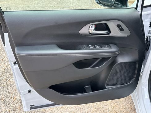 Used 2025 Chrysler Pacifica Select image 20