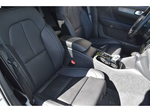 Certified 2025 Volvo XC40 B5 Ultra w/ Protection Package Premier image 32