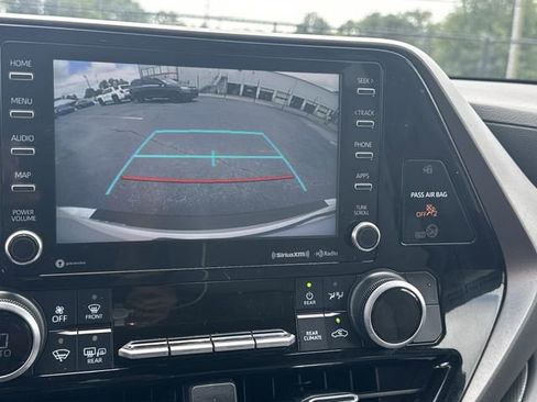 Used 2021 Toyota Highlander LE AWD/4WD image 15