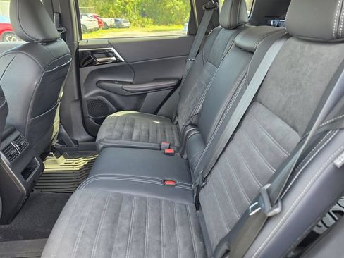 Used 2024 Mitsubishi Outlander SE Black Edition FWD image 13