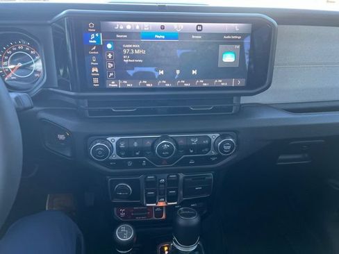 Used 2024 Jeep Gladiator Sport AWD/4WD image 8