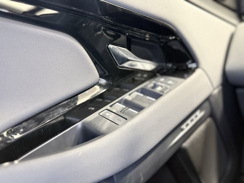 Used 2025 Land Rover Range Rover Evoque Dynamic SE image 23