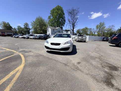 Used 2010 Hyundai Genesis 2.0T RWD image 2