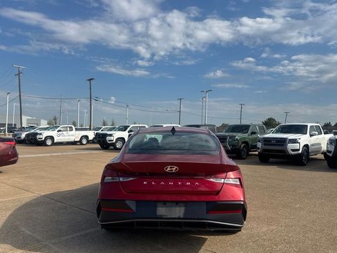 Used 2025 Hyundai Elantra SEL FWD image 18