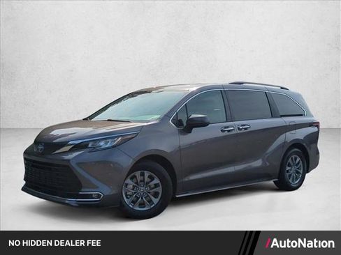 Used 2022 Toyota Sienna XLE w/ XLE Plus Package FWD image 1