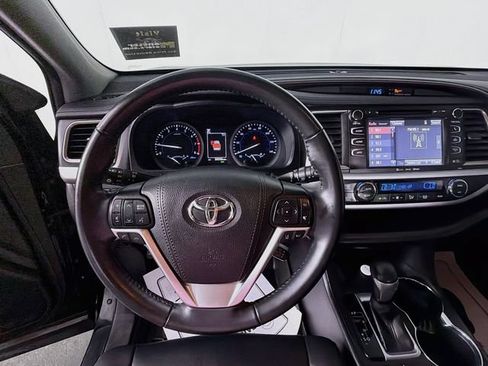 Used 2019 Toyota Highlander XLE AWD/4WD image 11