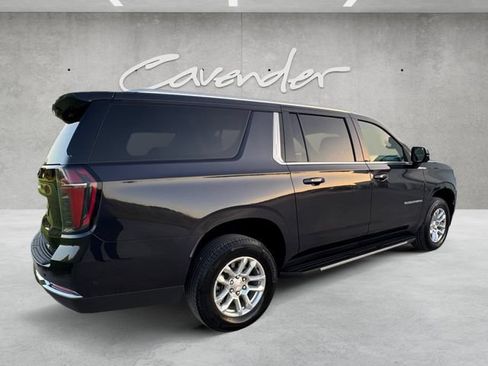 Used 2025 Chevrolet Suburban LT RWD image 16