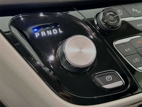 Used 2024 Chrysler Pacifica Touring-L image 15