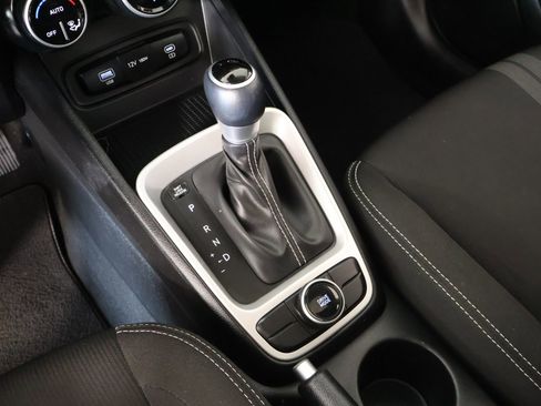 Used 2024 Hyundai Venue SEL FWD image 7