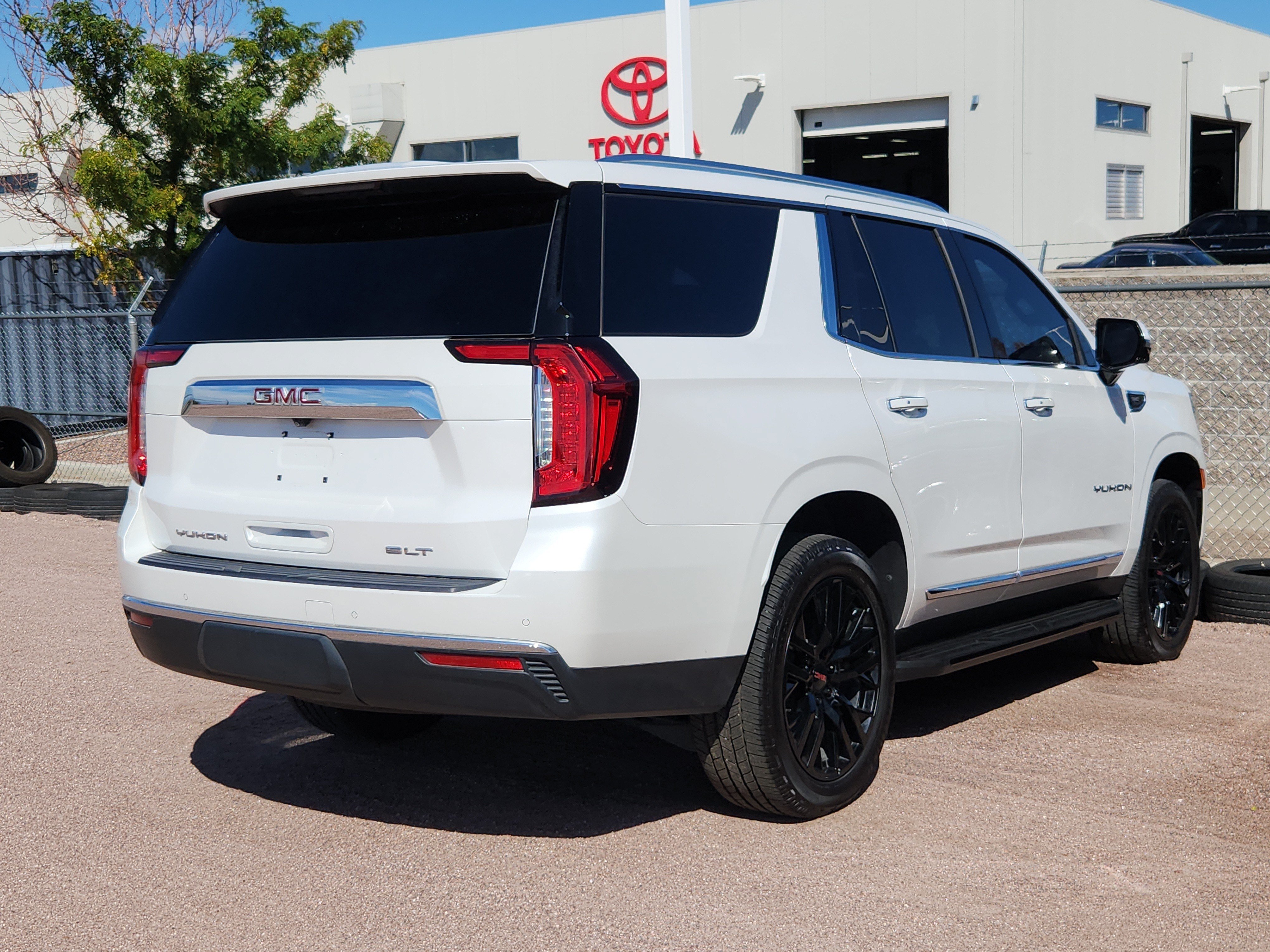 Used 2022 GMC Yukon SLT w/ SLT Luxury Package AWD/4WD image 2