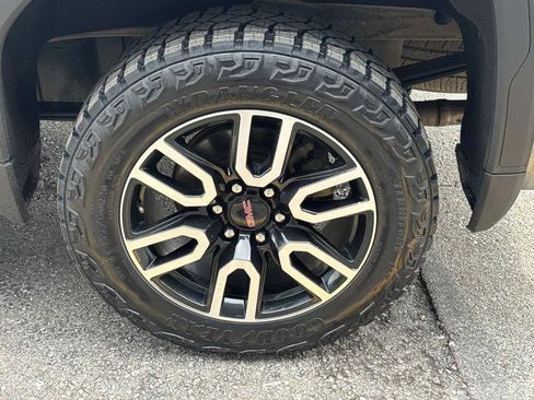 Used 2024 GMC Sierra 1500 AT4 w/ Technology Package AWD/4WD image 5