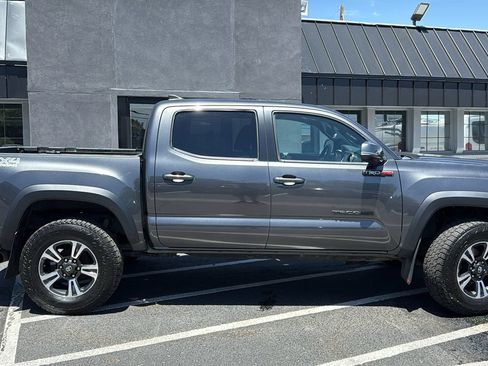 Used 2017 Toyota Tacoma TRD Off-Road w/ Premium & Technology Package AWD/4WD image 2