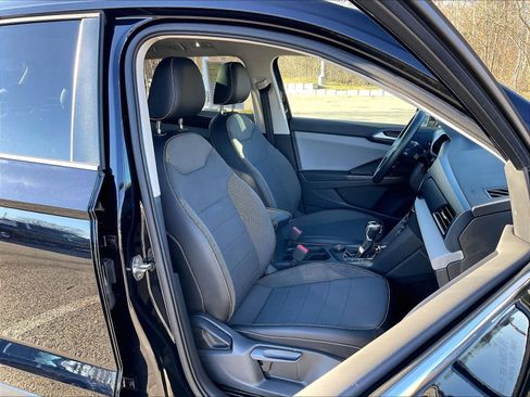 Used 2022 Volkswagen Taos SE w/ Panoramic Sunroof Package image 11