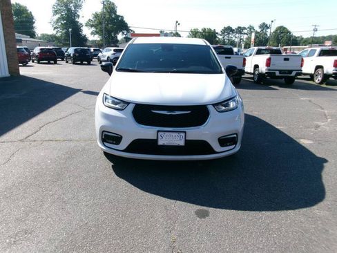 Used 2025 Chrysler Pacifica Select FWD image 3