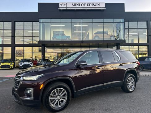 Used 2023 Chevrolet Traverse LT image 2