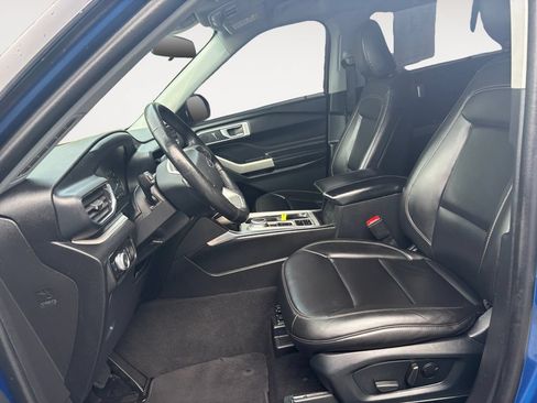 Used 2023 Ford Explorer XLT w/ Equipment Group 202A RWD image 9