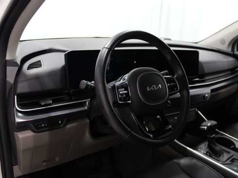Used 2025 Kia Carnival FWD image 12