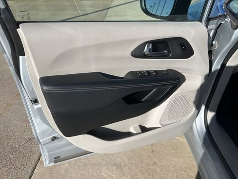 Used 2023 Chrysler Pacifica Touring-L image 6