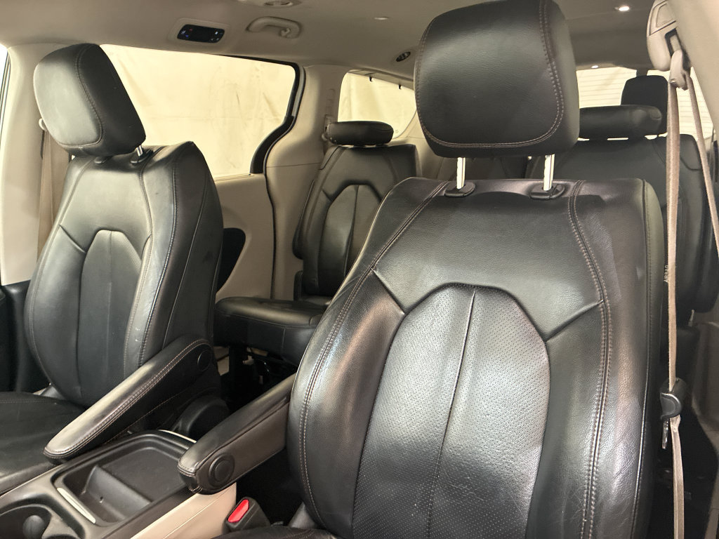 Used 2020 Chrysler Pacifica Touring-L FWD image 11