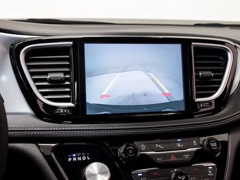 Used 2025 Chrysler Pacifica Limited FWD image 16