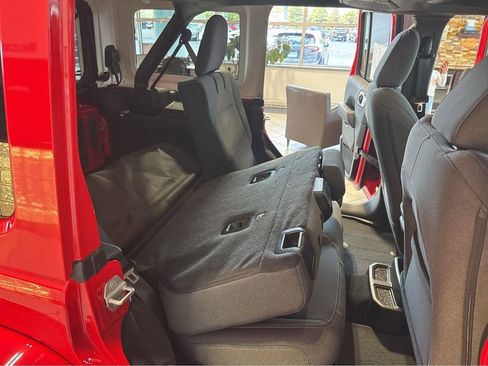 Used 2025 Jeep Wrangler Sahara image 31