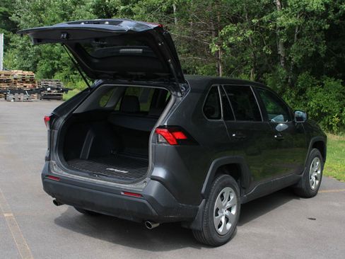 Used 2023 Toyota RAV4 LE AWD/4WD image 7