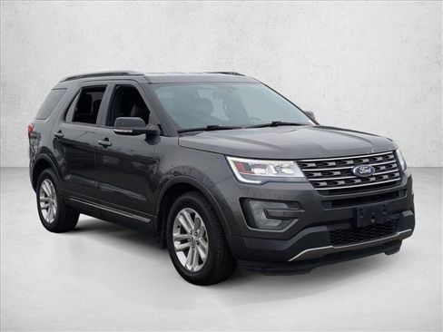 Used 2017 Ford Explorer XLT w/ Equipment Group 202A image 3