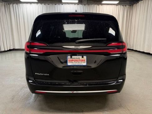 Used 2025 Chrysler Pacifica Select FWD image 6
