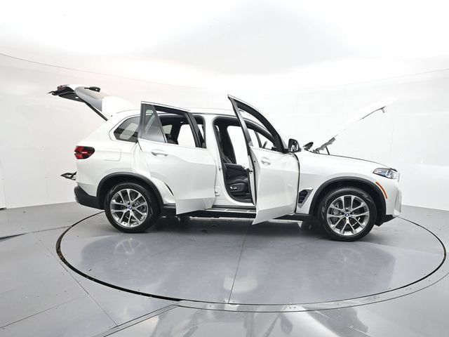 Used 2025 BMW X5 xDrive50e AWD/4WD image 48