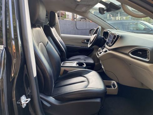 Used 2023 Chrysler Pacifica Touring-L FWD image 18