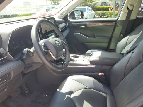 Used 2023 Toyota Highlander Limited FWD image 23