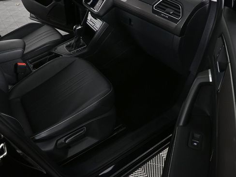 Used 2023 Volkswagen Tiguan SE image 22
