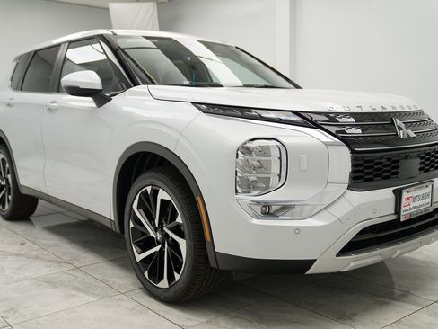Used 2024 Mitsubishi Outlander SE image 2